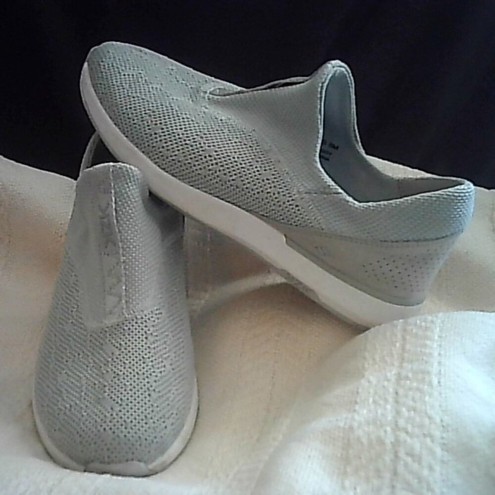 KIZIK light grey step-in sneaker size 8